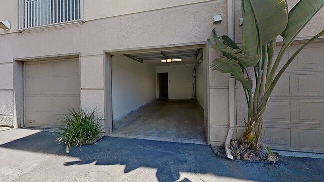 Building Photo - Townhome in Gated community in Woodland Hills