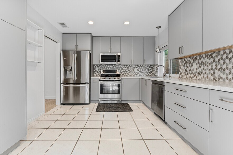 Primary Photo - 10341 Canoga Ave