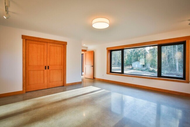Building Photo - Private, Custom Home in Greenbank!