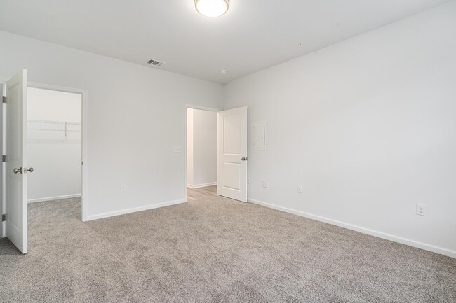 Building Photo - 565 W Lehigh St