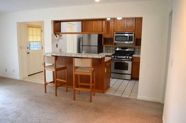 Building Photo - Charming Single-Level Condo in Mill Valley...