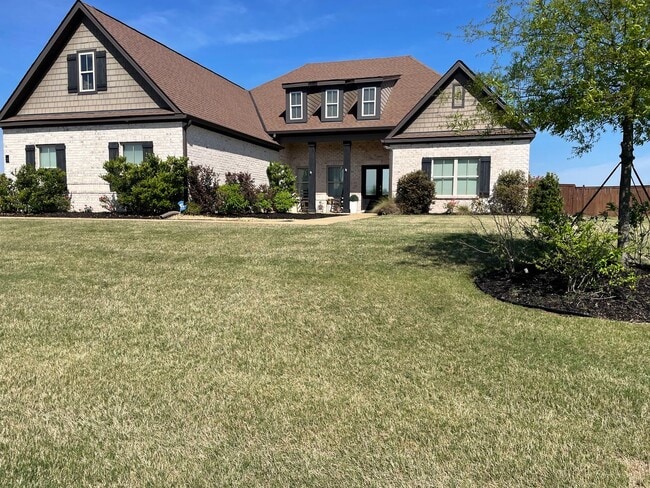 Building Photo - Stunning 4-Bedroom Home in Coventry with Designer Finishes & a Pool!