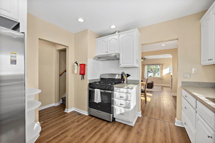 Building Photo - 126 E 43rd St