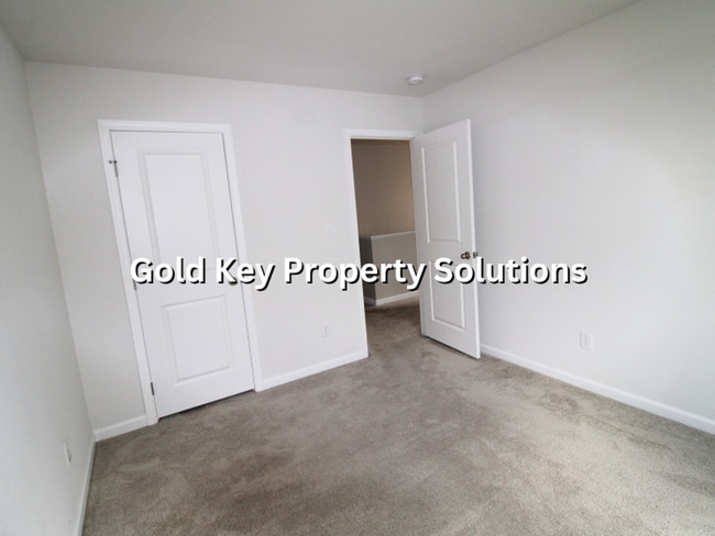 Building Photo - 9739 Oak Grove Dr
