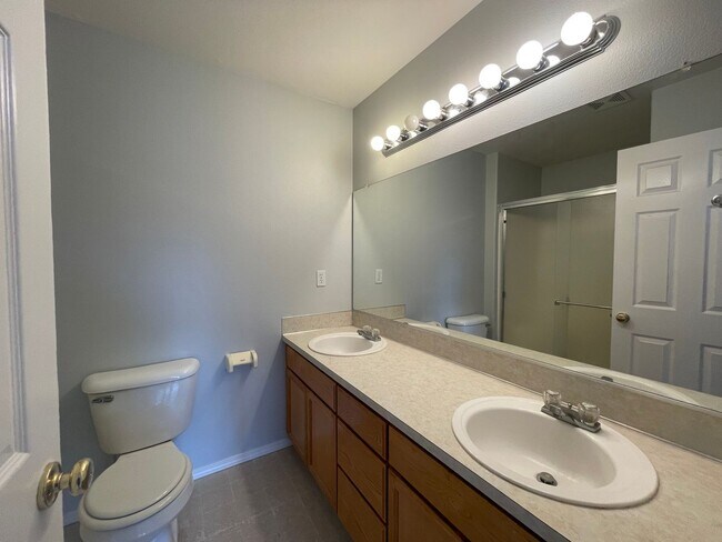 Building Photo - Charming 3 Bd, 2.5 Ba Pet-Friendly Home in Hillsboro ~ Washer & Dryer Included, Single-Car Garage...