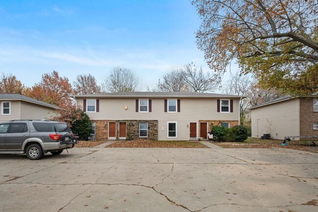 Building Photo - N Betty Jo Dr Fourplex