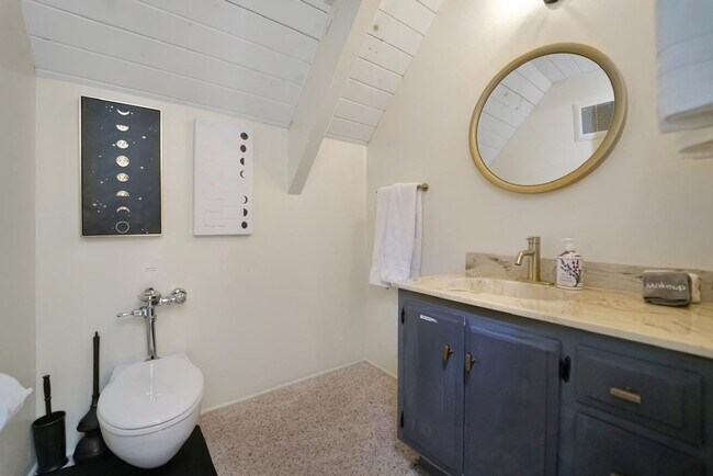 Building Photo - Beautiful 5 Bedroom 3 Bath Lake View Home with Two Car Garage