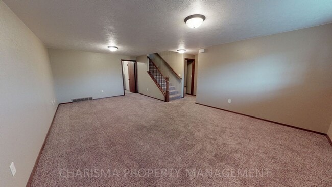 Building Photo - SPACIOUS AND AMENITY FILLED 3 BD, 2.5 BA T...