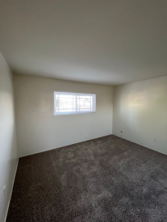 Building Photo - Beautiful 4 Bd Townhouse