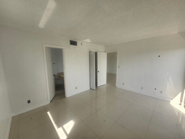 Building Photo - 8600 N Sherman Cir