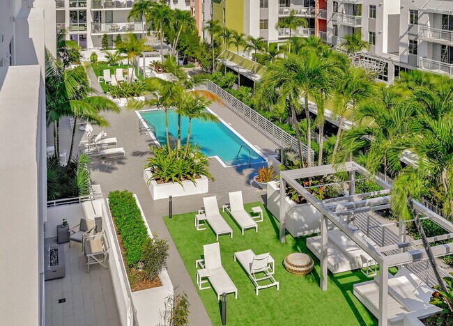 Building Photo - Southeast 1st Avenue, Delray Beach, FL 33444 - 2 BR 2 BA condo