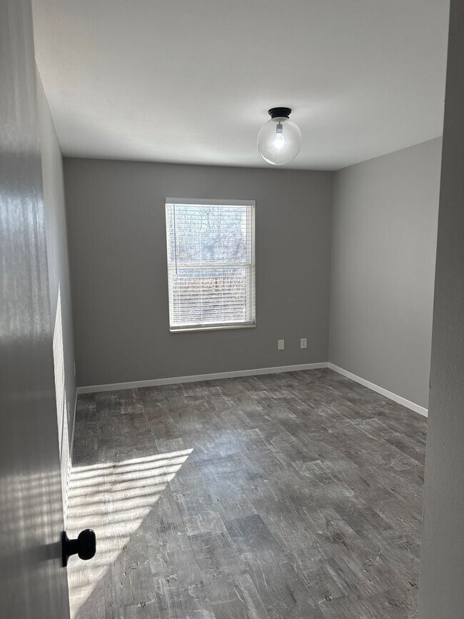 Building Photo - 1051 Minns Dr