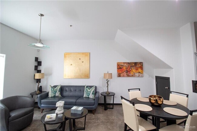 Building Photo - 18 W Daffodil Ave