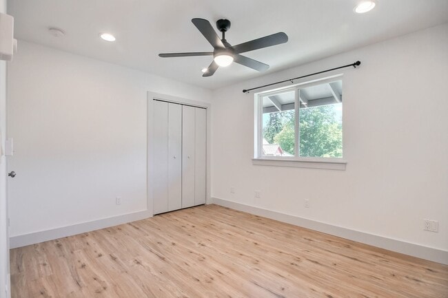 Building Photo - Beautiful 2 Bedroom 2.5 Bath Home In Everett!