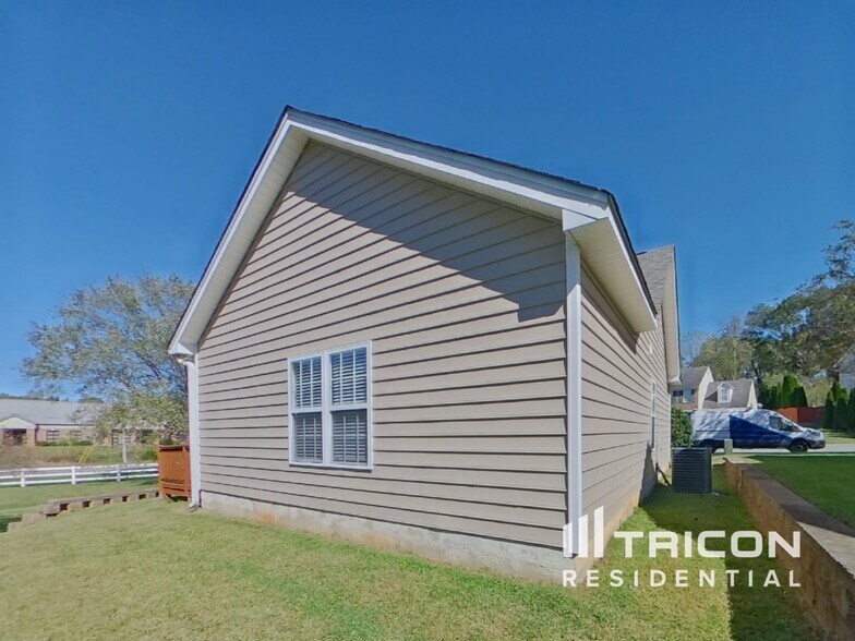 Building Photo - 2000 Taras Trace Dr