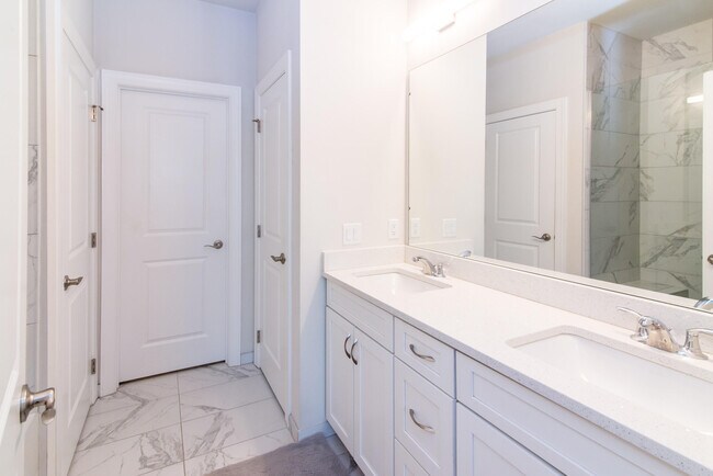 Building Photo - 2544 Oxford Cir