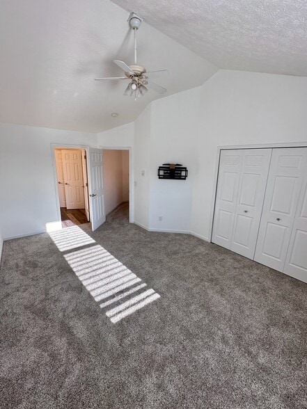 Principal Bedroom Upstairs - 11 Fountain Dr
