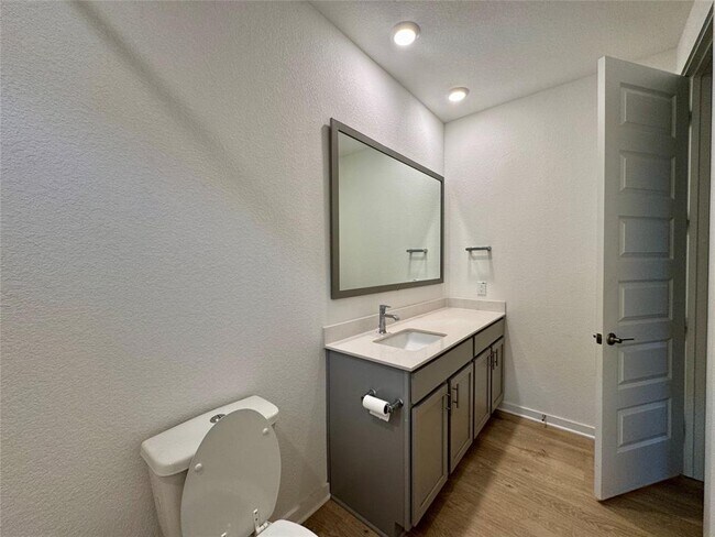 Building Photo - 2320 Magnolia Hl Dr
