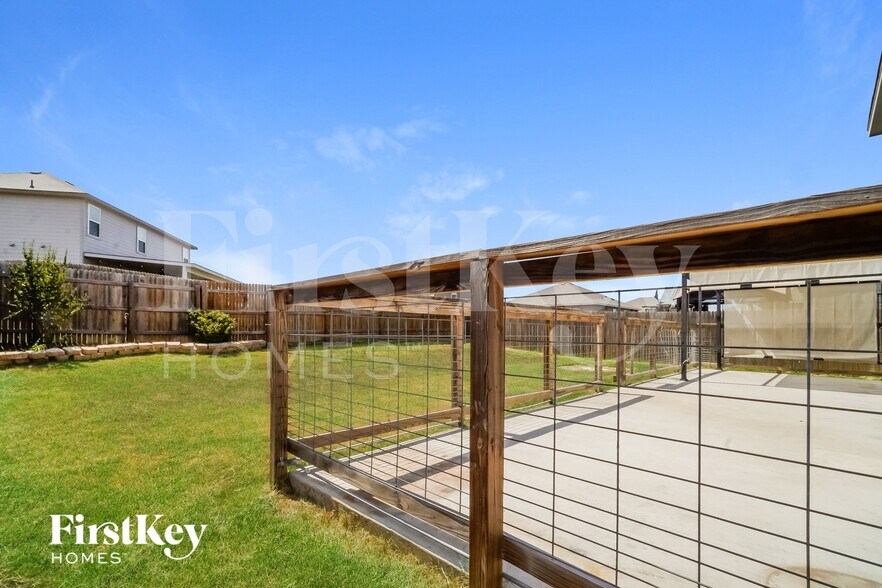 Building Photo - 1013 DUMFRIES Dr