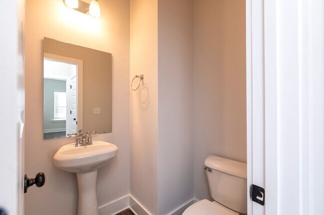 Building Photo - Spacious 3 Bedroom Home with Primary Suite on Main Level