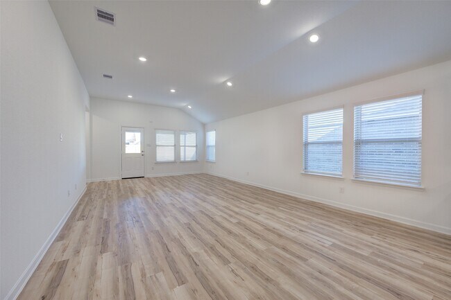 Building Photo - 3330 Meadknoll Ln