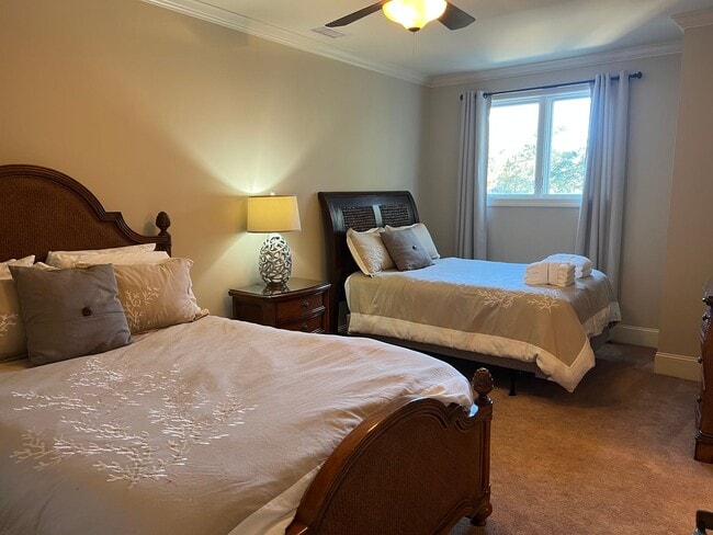 Building Photo - Walk to the Beach from this Furnished and Renovated Condo!