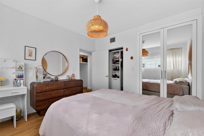 Building Photo - 8600 Byron Ave