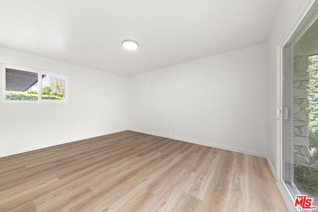 Building Photo - 656 N Bonhill Rd