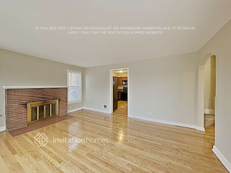 Building Photo - 4015 W 105th St