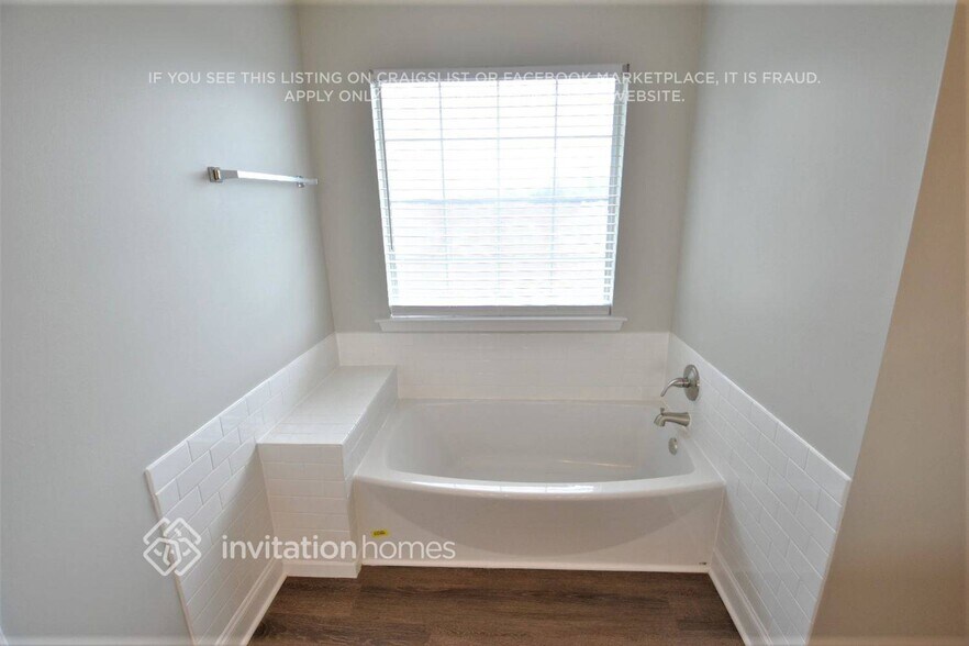 Building Photo - 541 Chaucer Way