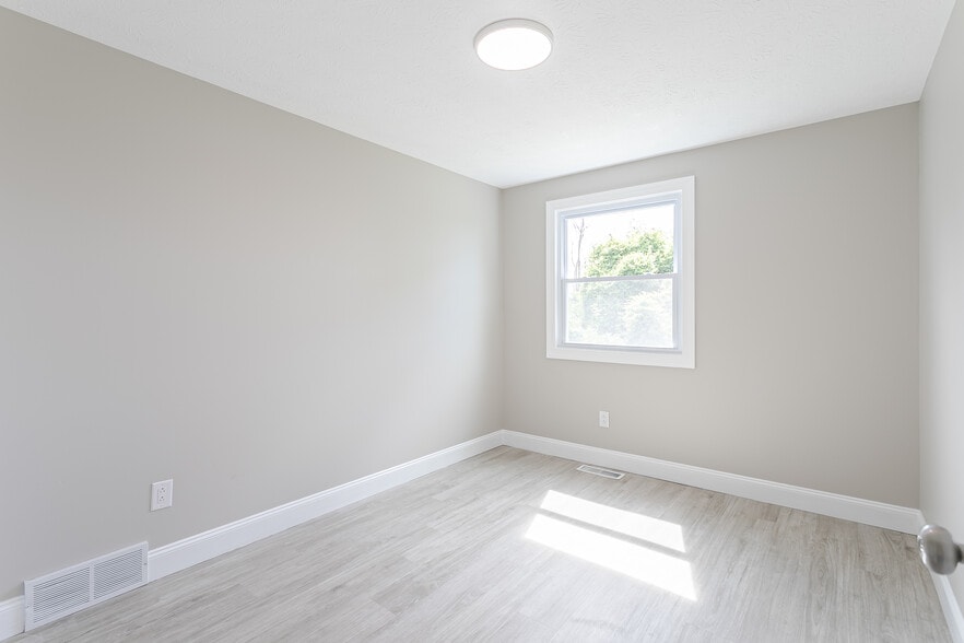 Building Photo - 1736 Elmwood Cir