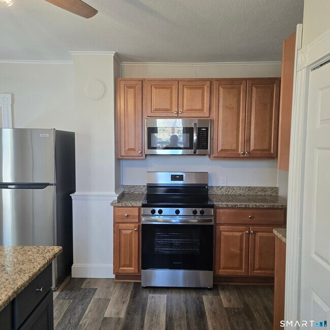 Building Photo - 27 Maple St