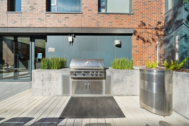 Building Photo - 185 Channel St