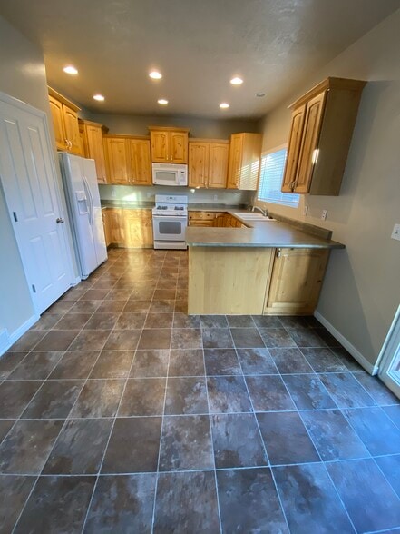 Kitchen - 466 E Apple Grove Ln