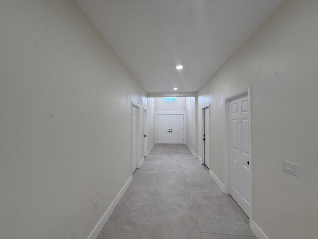 Building Photo - 1550 Center Rd