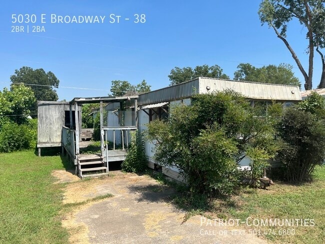 Primary Photo - 5030 E Broadway St