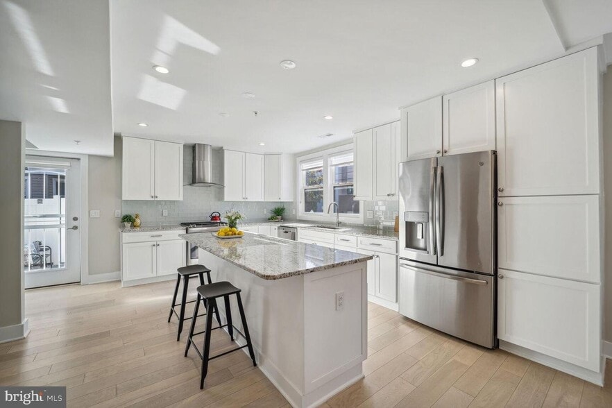 Building Photo - 901 Lawrence St NE