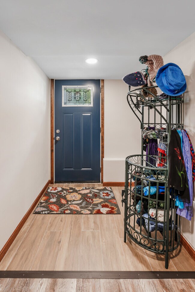 Building Photo - 1301 W Nelson St