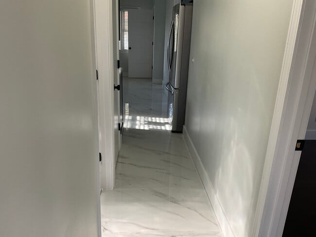 Building Photo - 566 N Howard Ave