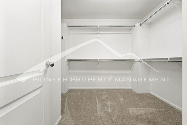 Building Photo - Gorgeous Home with Central AC and Washer/D...