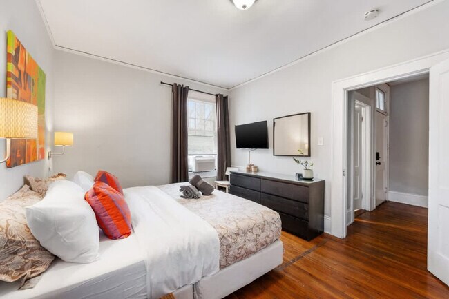 Building Photo - 536 Hawthorne Ln