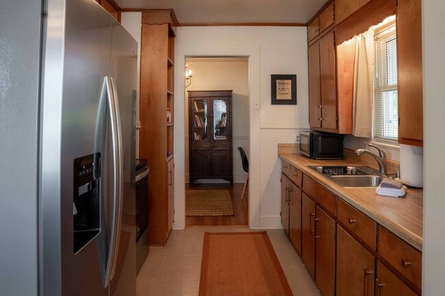 Building Photo - 1806 W Main St