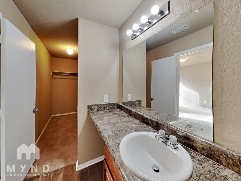 Building Photo - 7009 Pearl Vly Cv