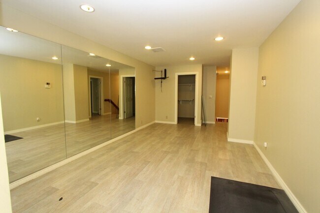 Building Photo - 3333 Deer Hollow Dr