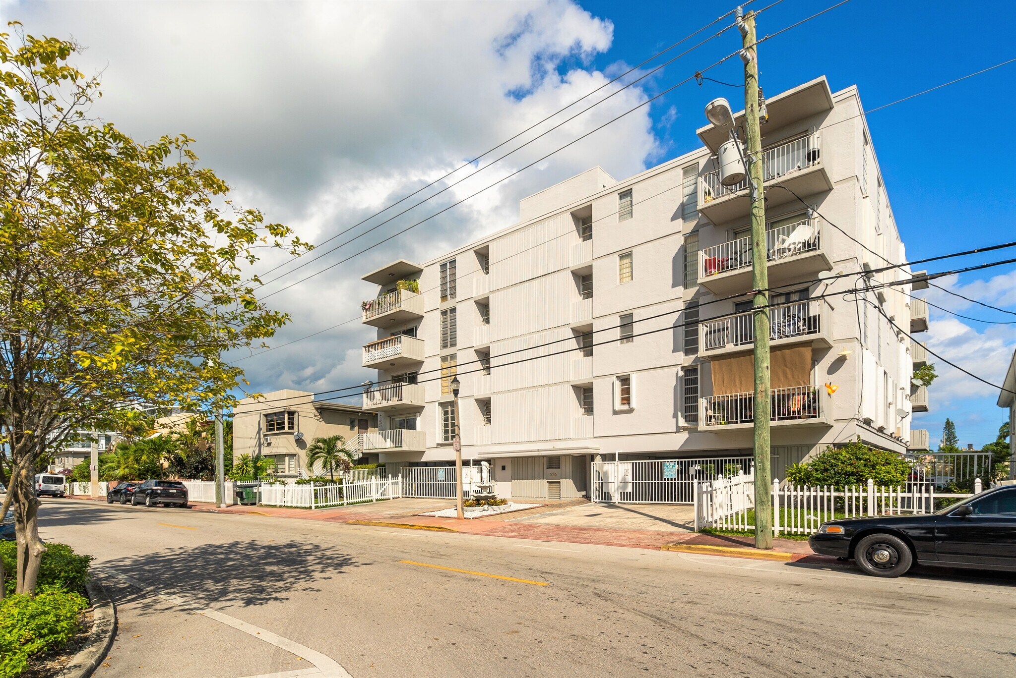 Building Photo - 8305 Crespi Blvd