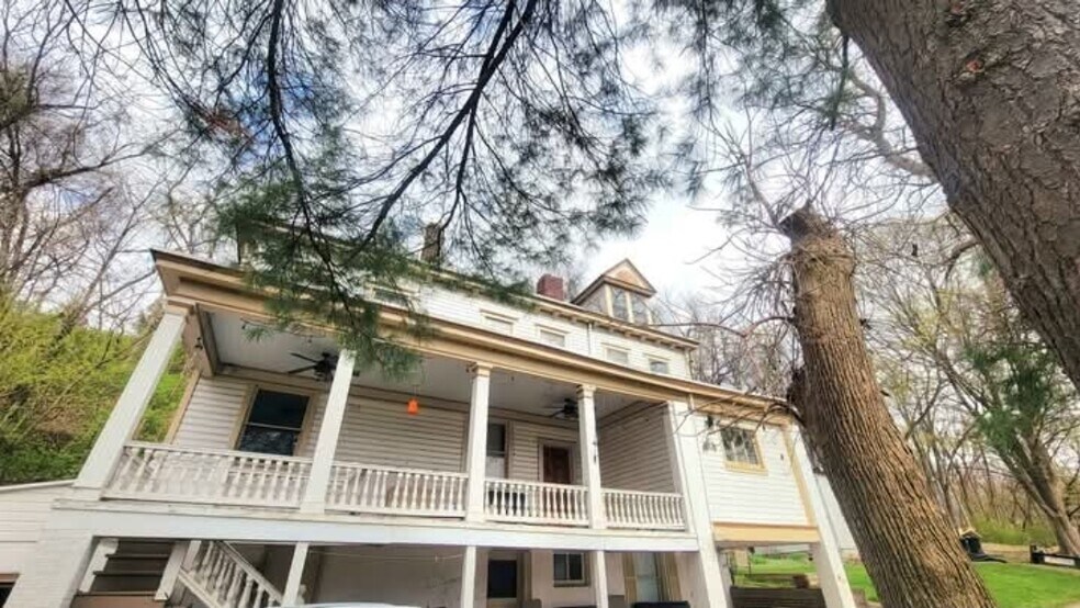 Charming Victorian 4 unit building - 1003 Middle Rd