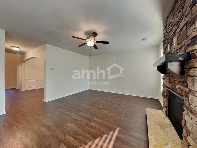 Building Photo - 1522 Balvaird Dr SE