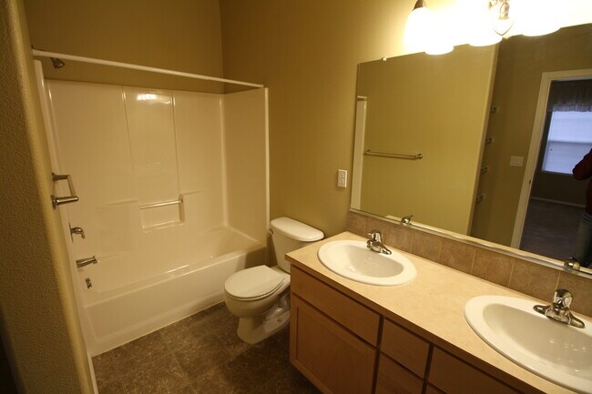 Building Photo - Newer Condo with 2 car Garage in S. Salem!