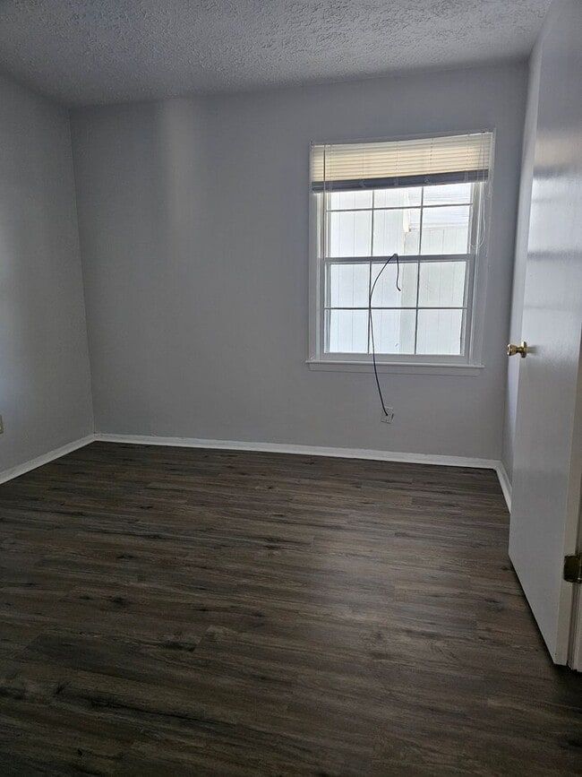 Building Photo - 3 bedroom 1 bathroom for rent!