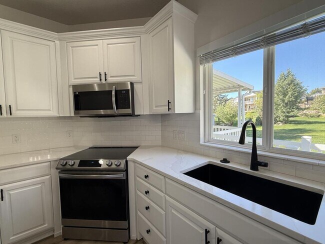 Building Photo - 152 W 4050 N